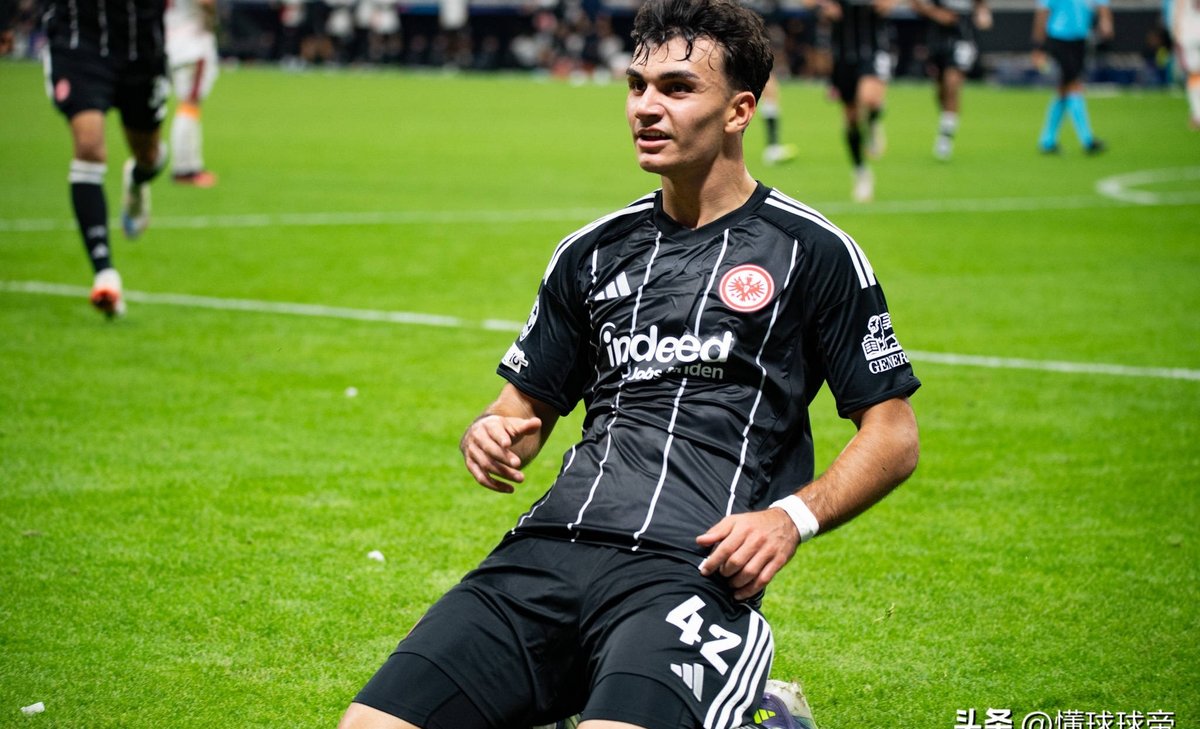 关于法兰克福球员相互鼓励,为比赛做好准备的信息 关于法兰克福球员相互鼓励,为比赛做好准备的信息