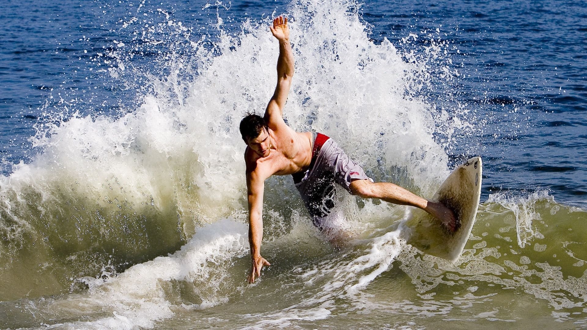 三笘薰英超封神夜，皇马铁骑踏巴西，双线战场上的王者叙事